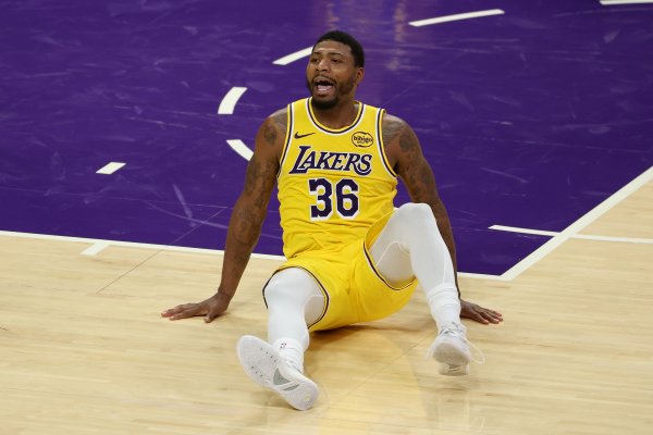 Phòng thủ thúc đẩy đội! Smart chỉ ghi được 3 điểm trong giờ nghỉ giải lao, nhưng có hàng phòng ngự c