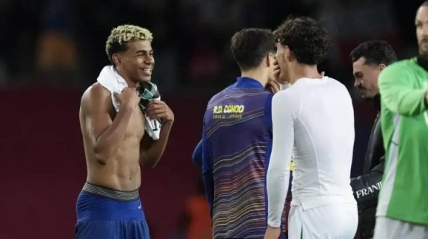 Gặp gỡ những người bạn cũ! Hàng ngày: Peña và Ford ôm nhau đồng đội cũ ở Barcelona sau trận đấu