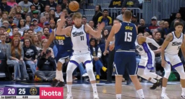 Xem bạn có thể trốn được không! Jokic chuyền bóng vào đầu Sa hỗ trợ cho Gordon. Sao né bóng và quan 