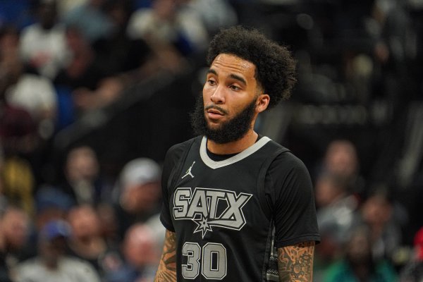 Hỏa lực ổn định! Julien Champany thực hiện 3/6 quả trong hiệp, đóng góp 9 điểm, 4 rebound và 2 trong