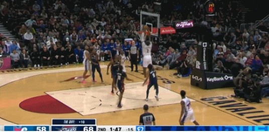 Lấy lại cảm giác! Maxi đột phá và tung một đường chuyền cao, còn Drummond nhận được một cú ném bóng 