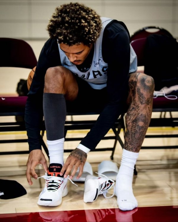 Bạn cũng muốn tham gia trại thương hiệu nội địa? Sohan mang giày thể thao nội địa hai trận liên tiếp