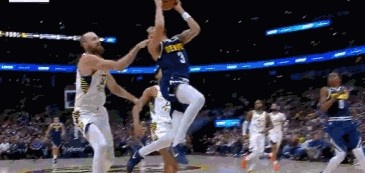 Tạo mùi thuốc súng! Huff đuổi theo và tóm lấy cổ Strawser. Trọng tài xem xét và bổ sung lỗi cấp độ 1