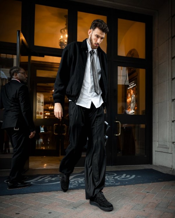 [Trang phục cầu thủ NBA hôm nay] Áo khoác da báo của Shen Jing, áo hồng của Kota và Devine màu xám c