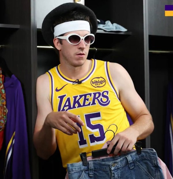 Còn kính râm + mũ thì sao? Reeves thử trang phục của Vanderbilt: Tôi cảm thấy mình không vừa