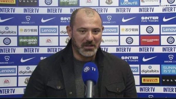 Stankovic từ chức huấn luyện viên Spartak Moscow sau khi trút giận với phóng viên bằng ba thứ tiếng